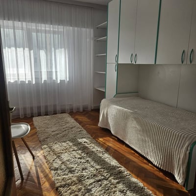 Location d’un appartement confortable de 3 pièces, 75 m², dans le quartier Zona Stadion, Constanța, Roumanie